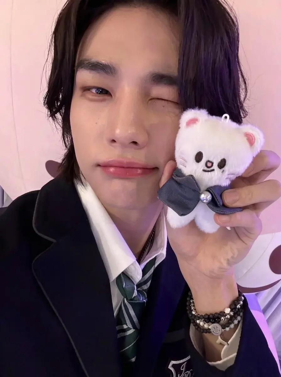 Hwang Hyunjin thumbnail