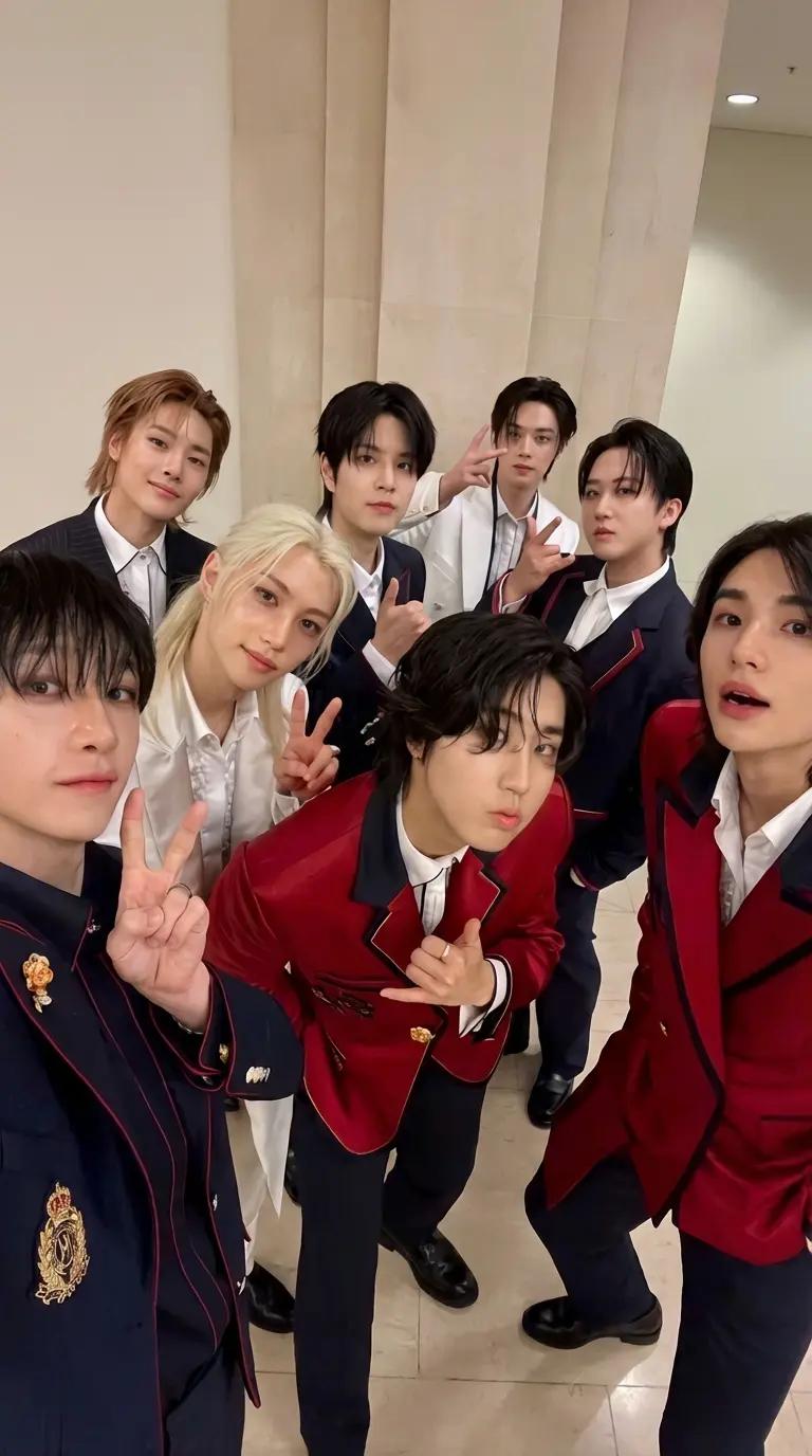 STRAY KIDS!✩ thumbnail