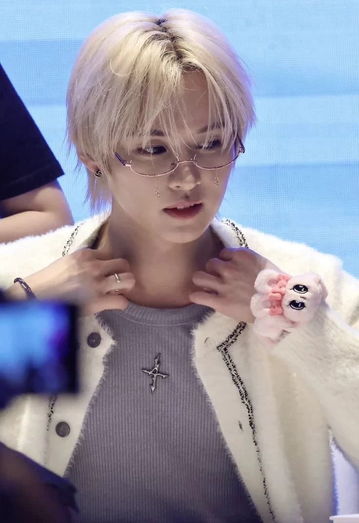 Lee Know  thumbnail