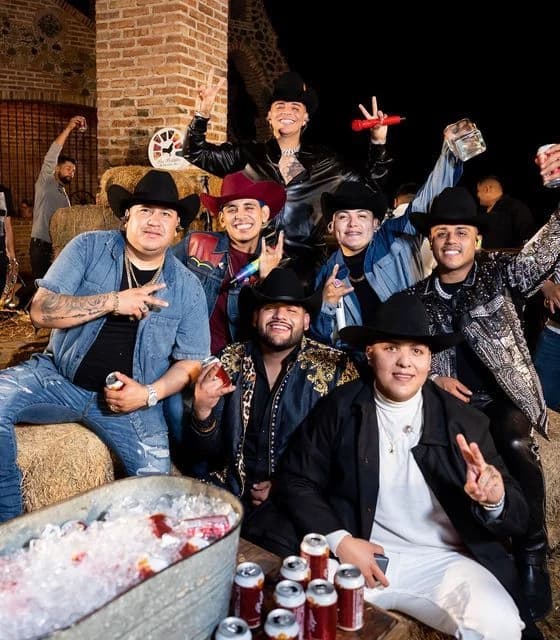 Fiesta con los cantantes 🎉 thumbnail