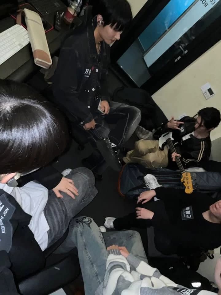 6 Roomates BL/MLM thumbnail