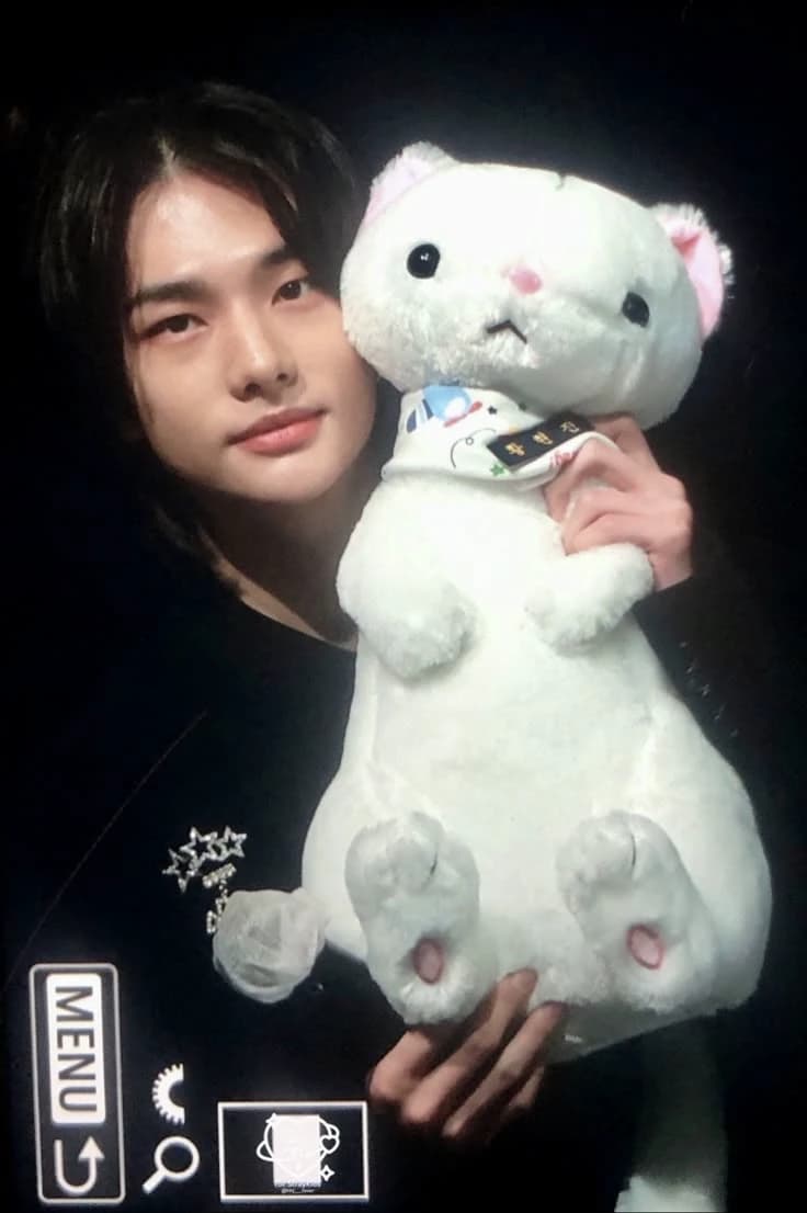 Hwang Hyunjin  thumbnail