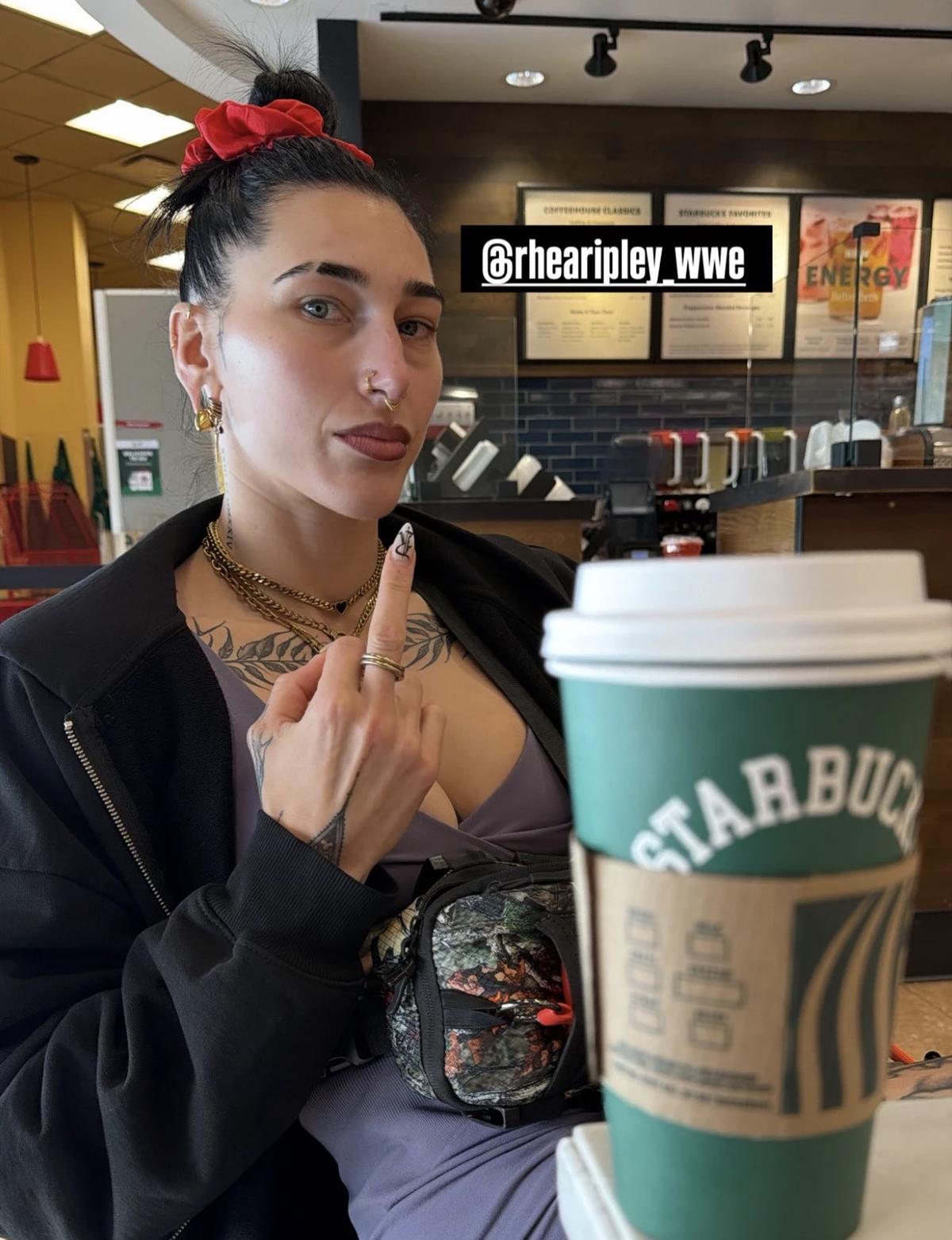 Rhea Ripley mejor amiga thumbnail