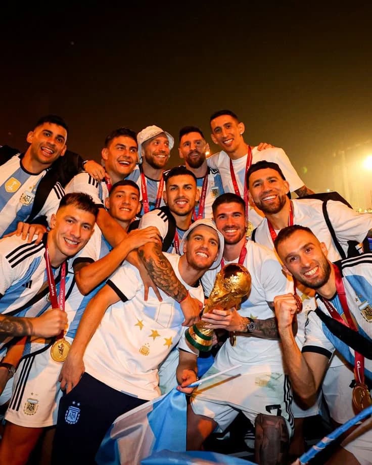 Futbolista mujer entre equipo de hombres thumbnail