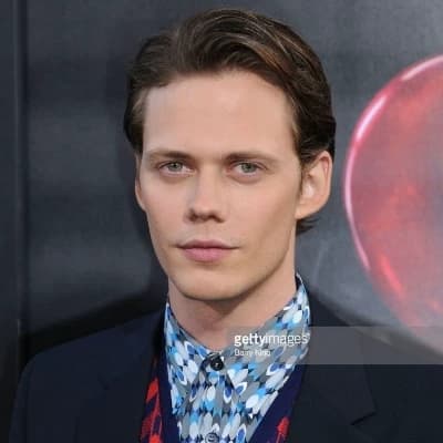 Bill Skarsgård (tu padrastro) thumbnail
