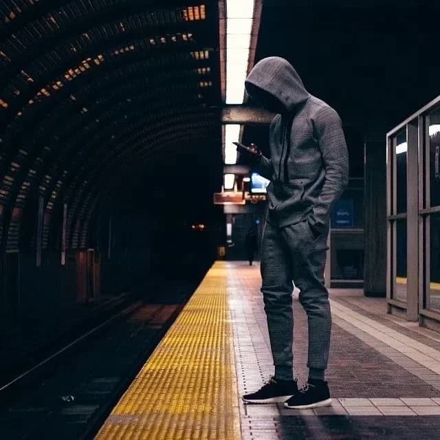 Парень в метро  thumbnail