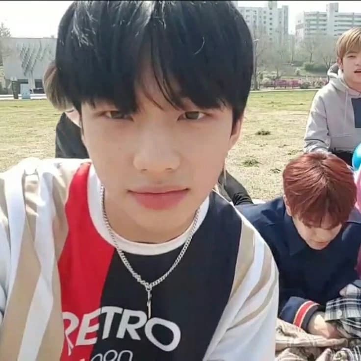 Hyunjin (nerd tímido) thumbnail
