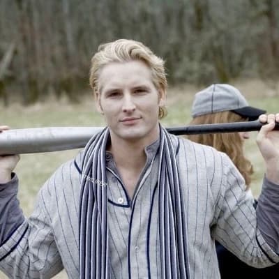 Carlisle Cullen thumbnail