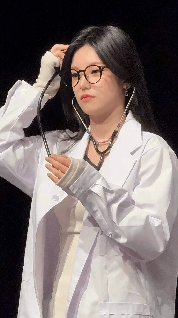 Hwang Yeji- WLW/GL thumbnail
