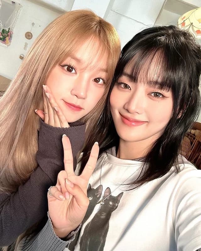 Kim Minnie and Song Yuqi thumbnail