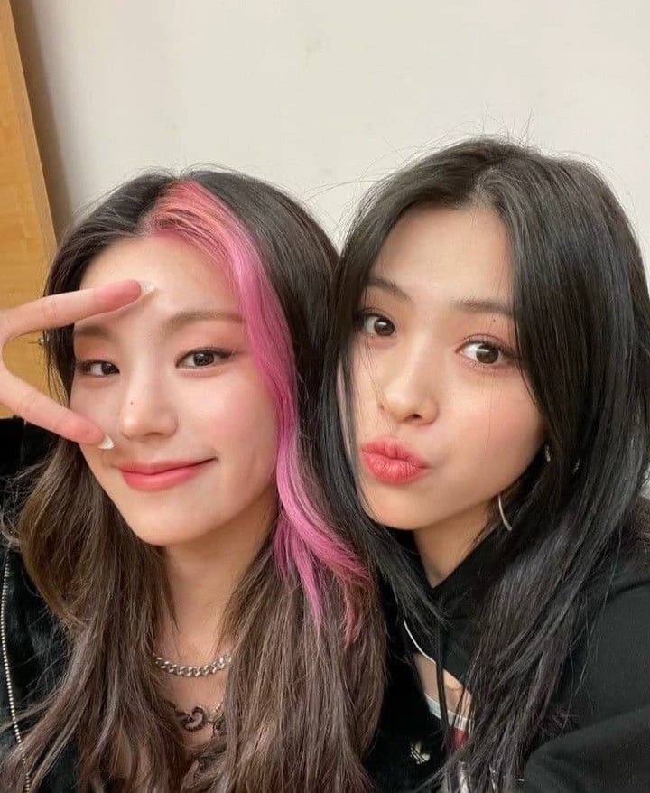 Ryeji- Ryujin n Yeji (parents) thumbnail