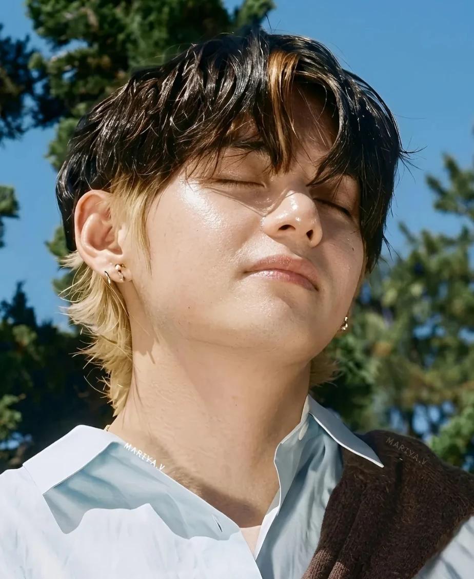 Kim Taehyung  thumbnail