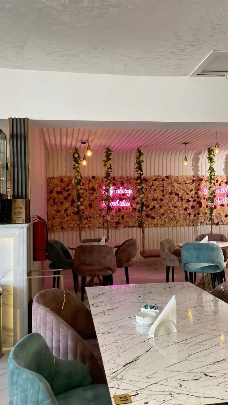 You are a waitress in a café called ✦ 𝐋𝐚 𝐍𝐨𝐢𝐫 ✦ thumbnail