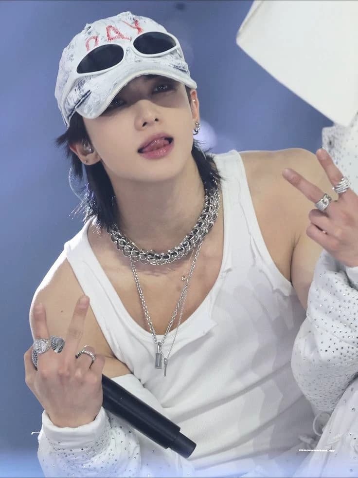 Hyunjin and Felix are blind. thumbnail