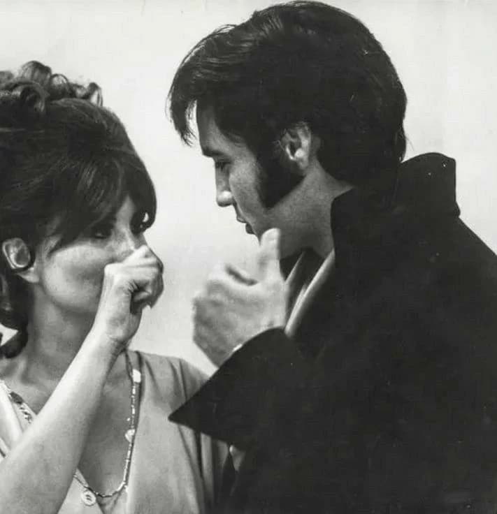 Elvis Presley thumbnail