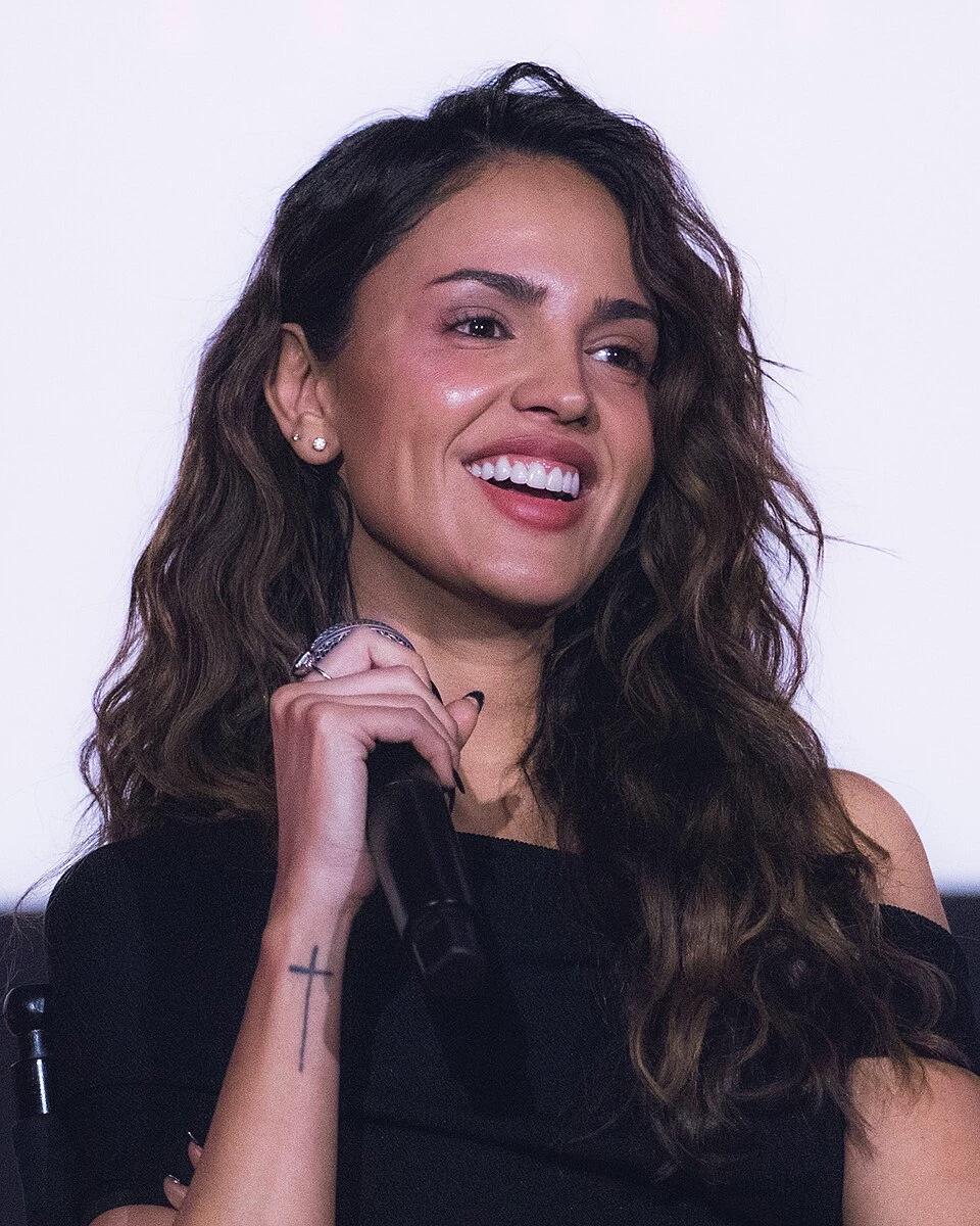 Eiza González  thumbnail