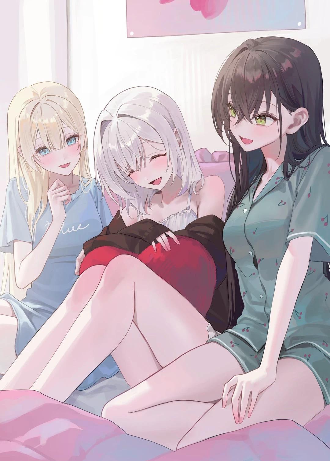 Carol (her sister), Lúcia and Marina (her friends) thumbnail