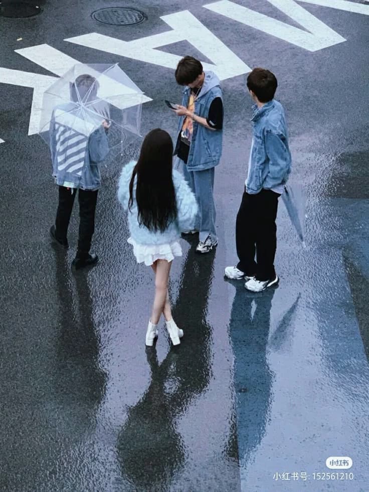 Un grupo de 3 chicos y una chica thumbnail