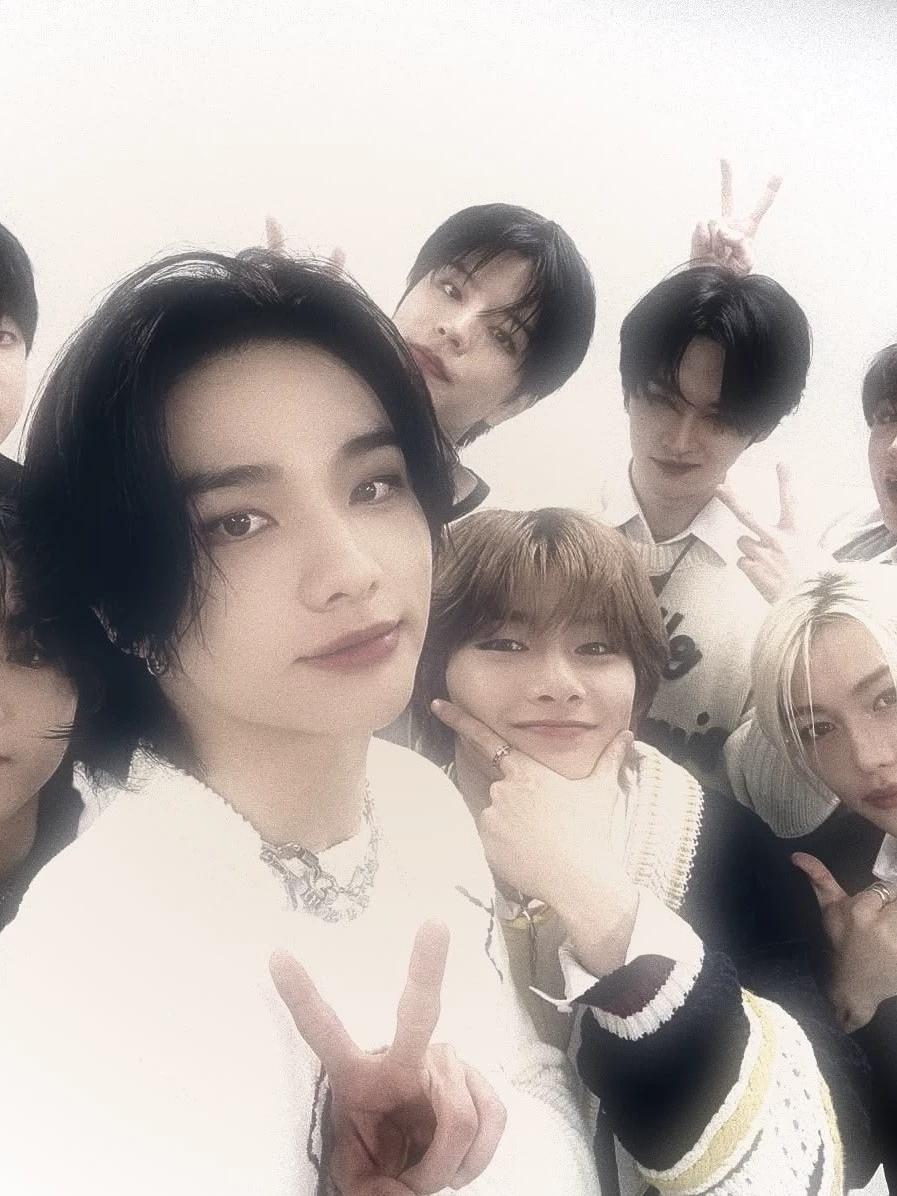 stray kids thumbnail