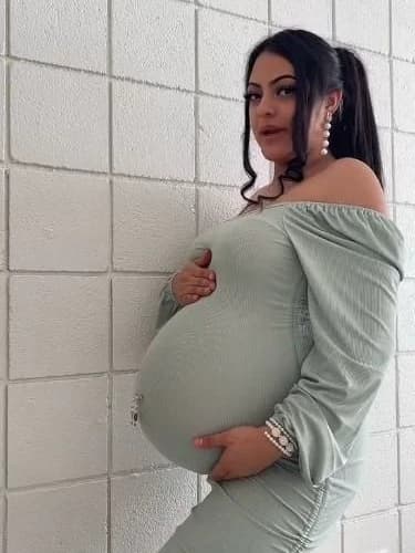 Pregnant model thumbnail