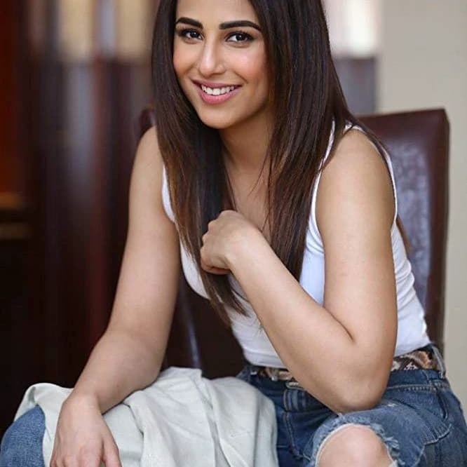 Ushna Shah thumbnail