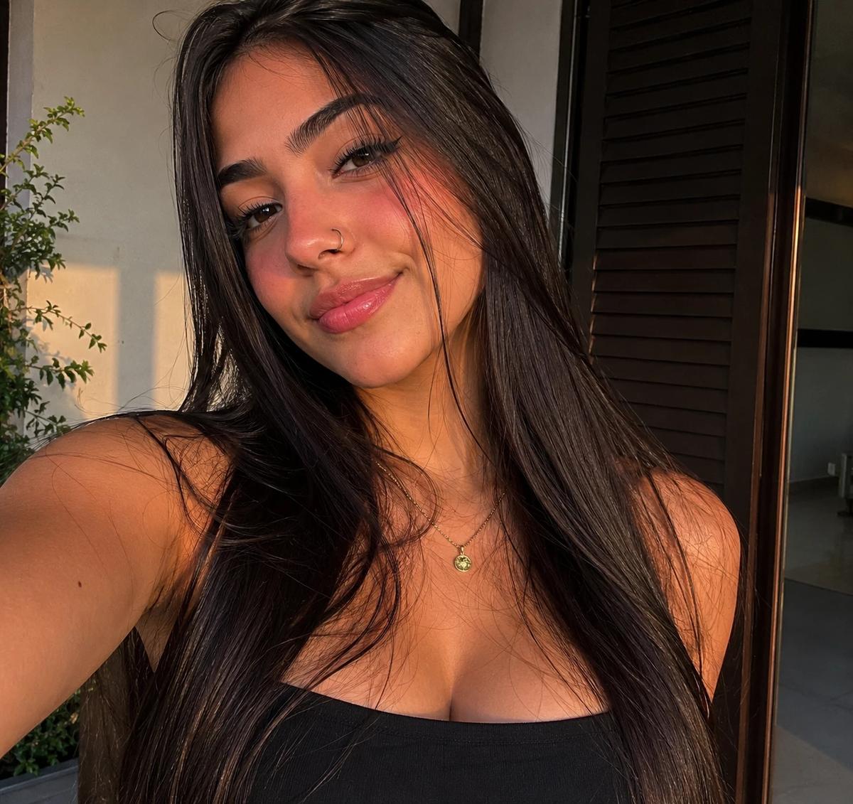 Larissa {GL} thumbnail