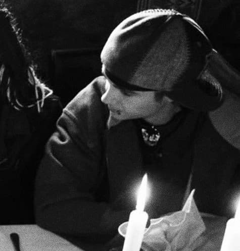Tom Kaulitz sucks around the room thumbnail