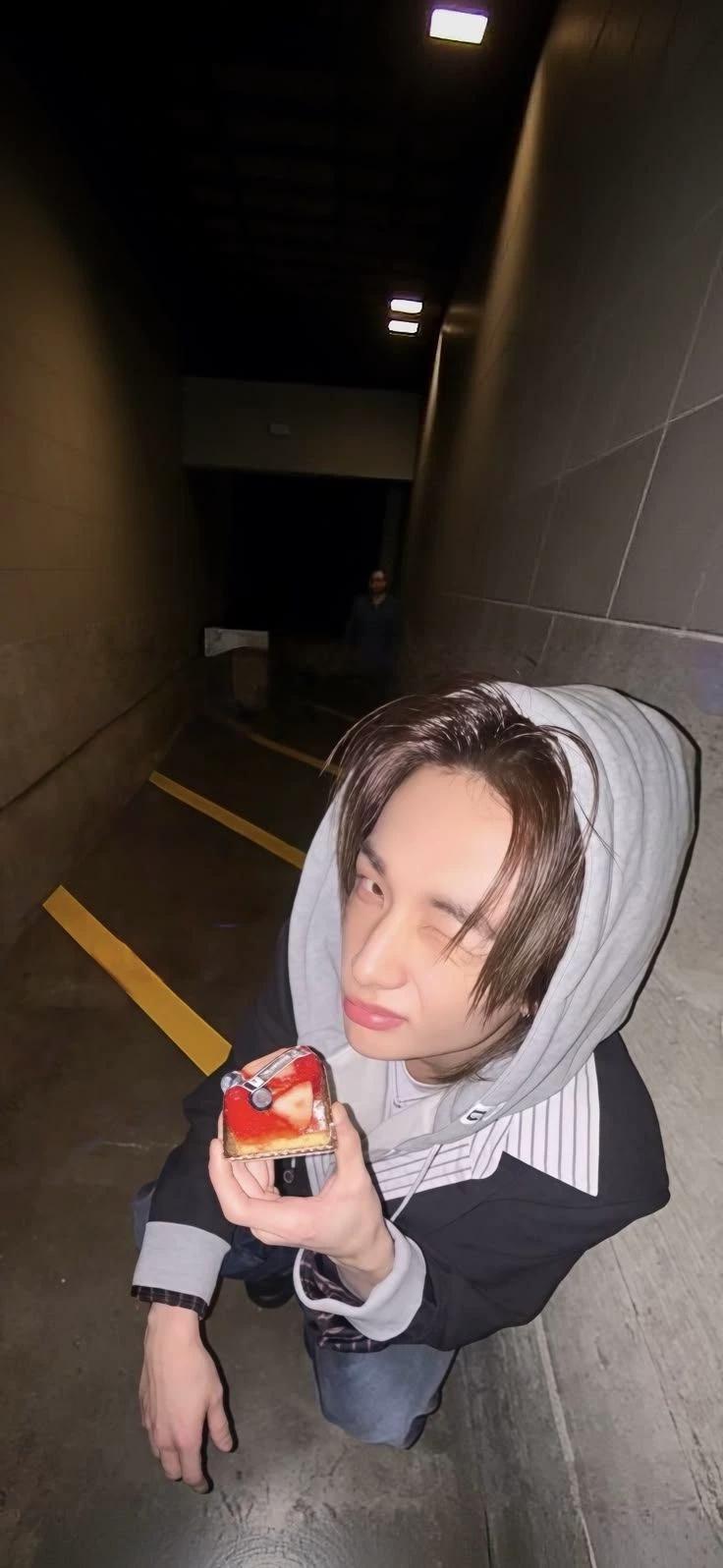 Hwang Hyunjin thumbnail