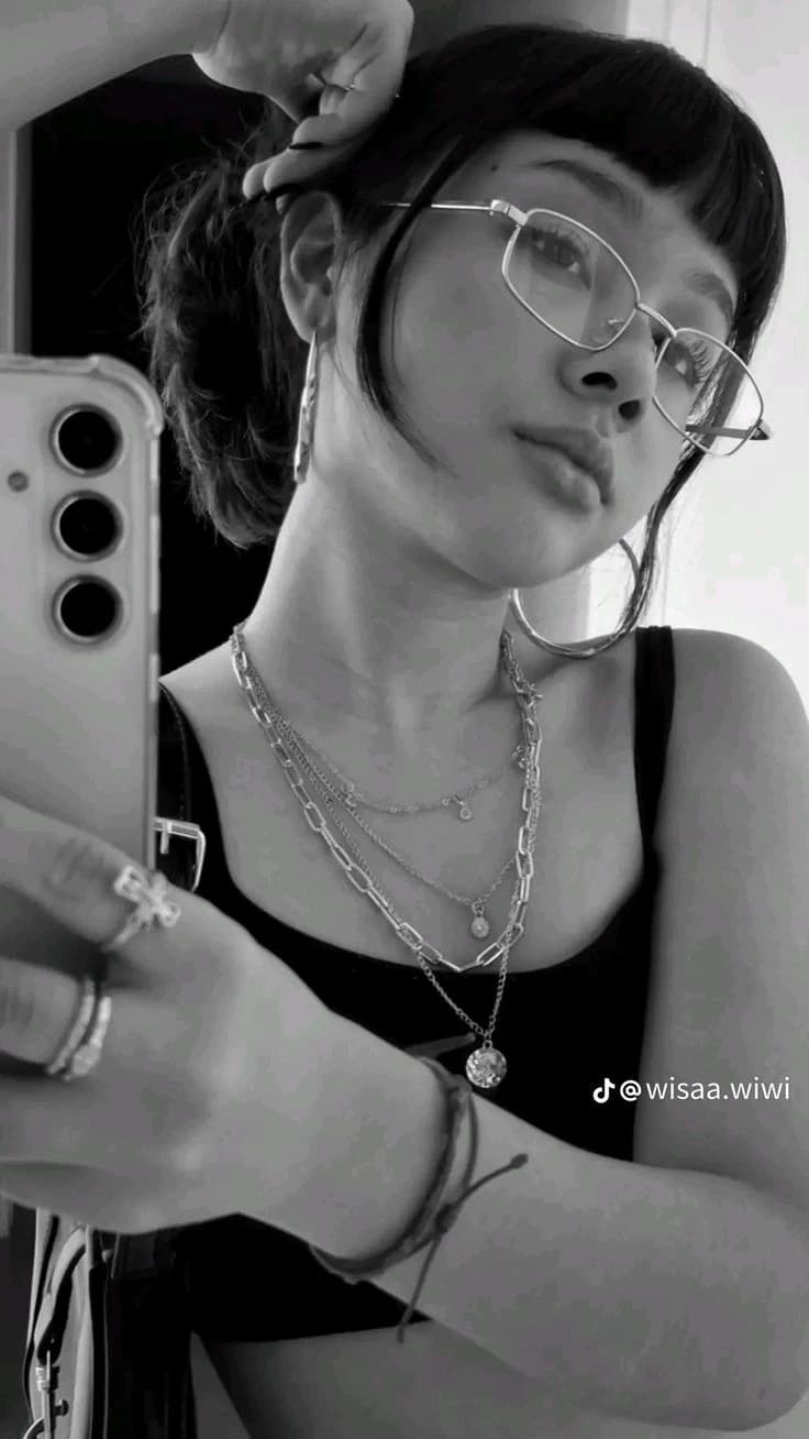 Manu (lesbian) thumbnail