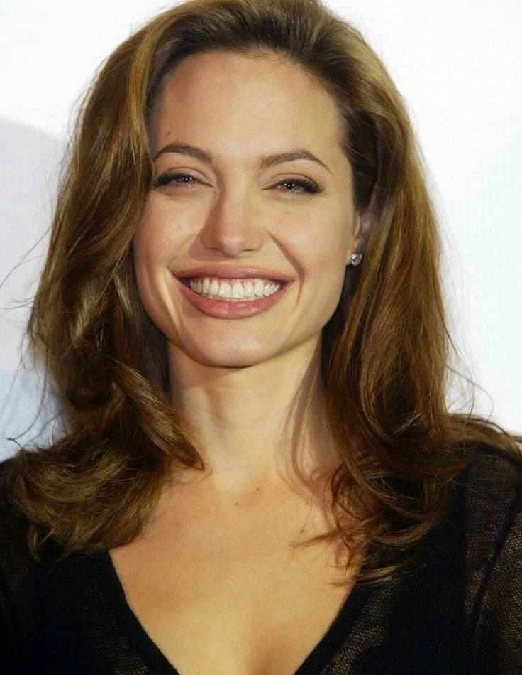 Angelina Jolie Past😍❤️ thumbnail