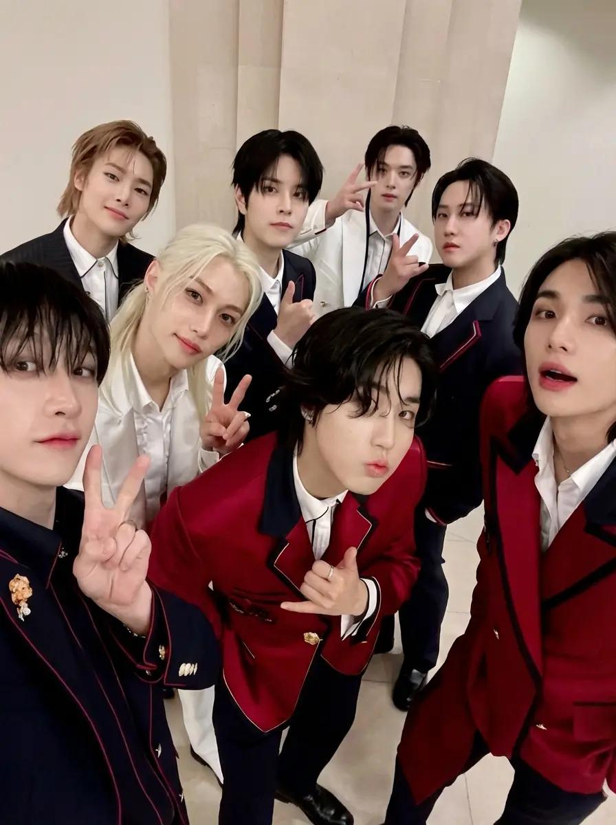 Stray kids thumbnail