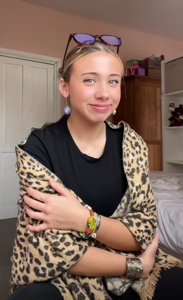 Lily howells thumbnail