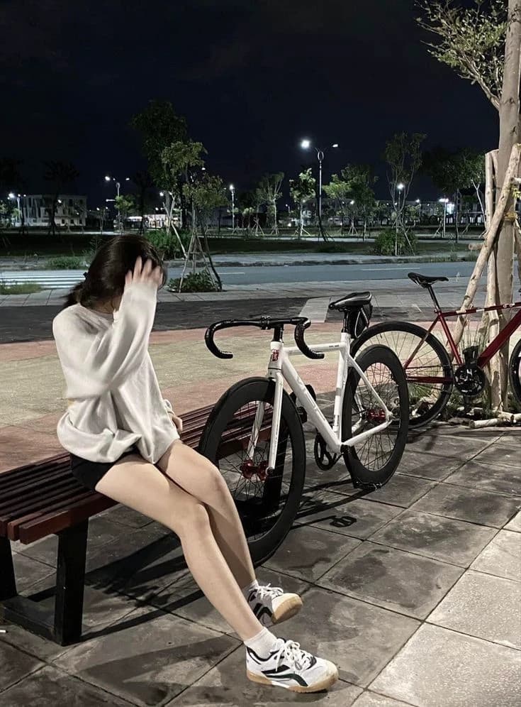 girls alone at night thumbnail