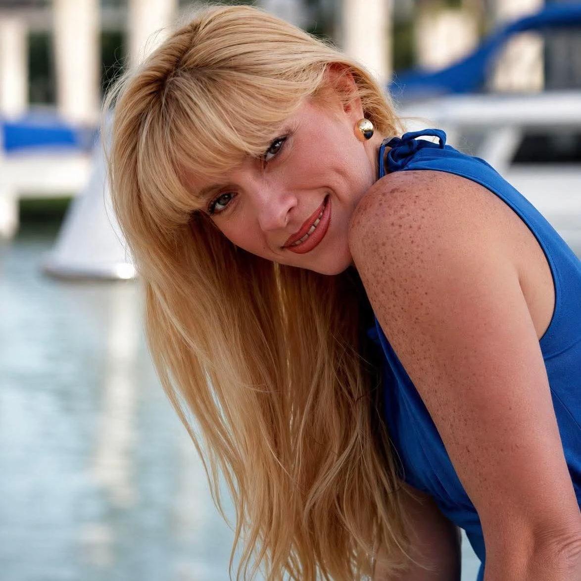 Yuri (Yuridia Valenzuela Canseco) Cantante y Actriz  thumbnail