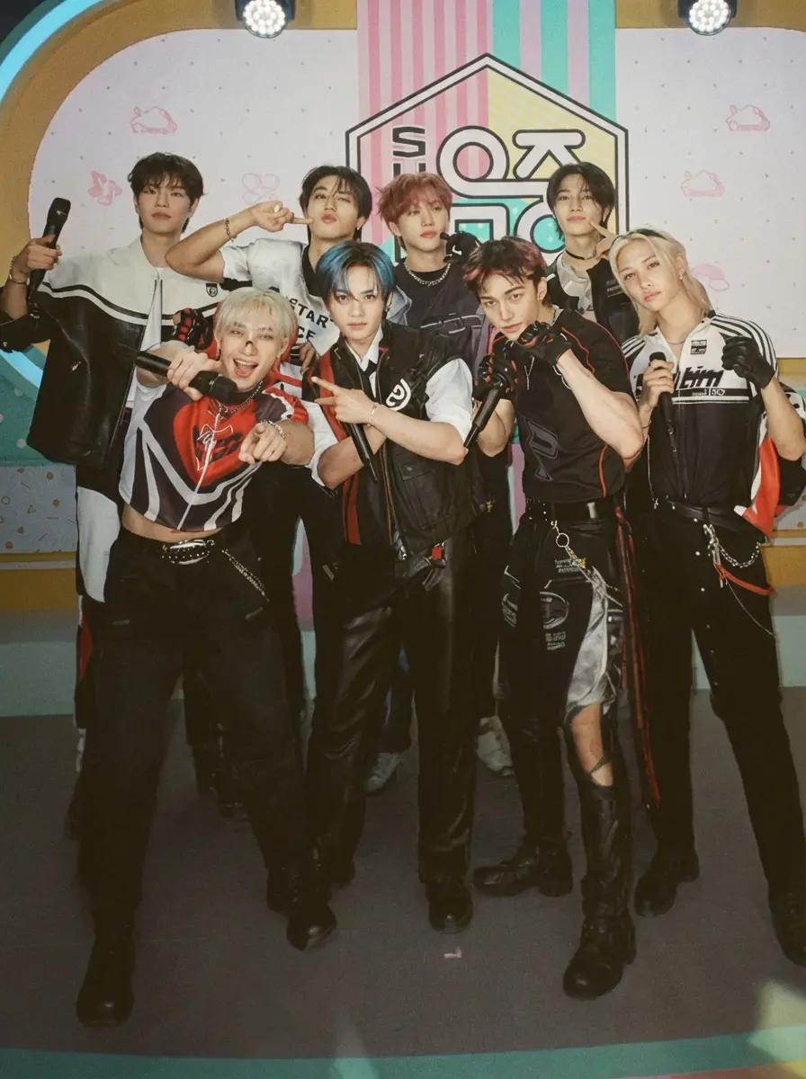 Skz(Bangnchan, Leeknow, Changbin, Hyunjin, Hasung, Fèlix, Seungmin, Jeongin) thumbnail