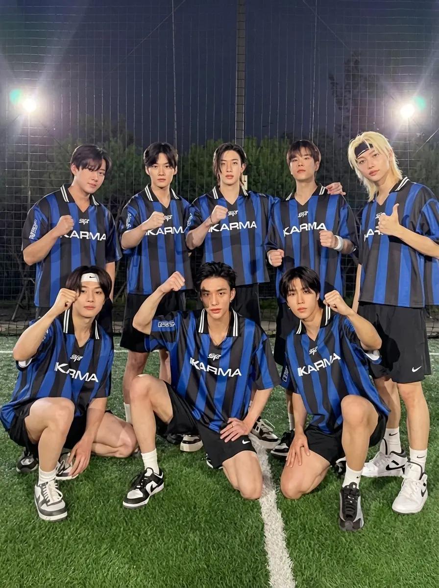 Skz(Jeongin, Seungmin, Félix, Han Jisung, Hyunjin, Changbin, Leeknow e Bangchan) thumbnail