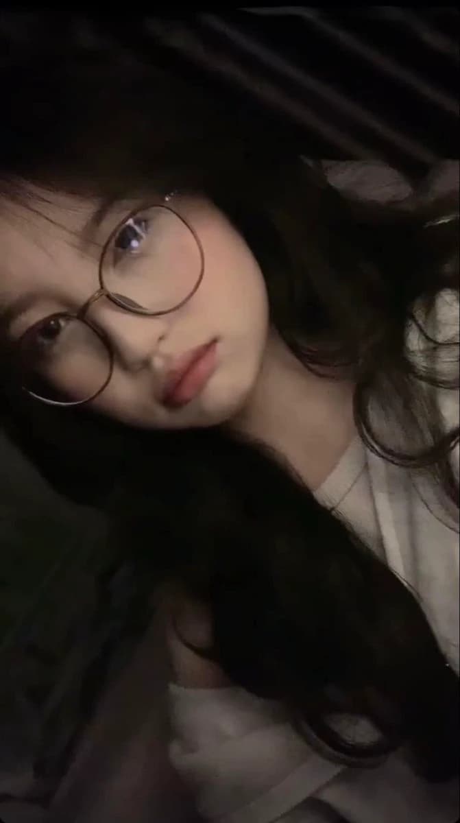 Cô bé nhỏ đáng thương thumbnail