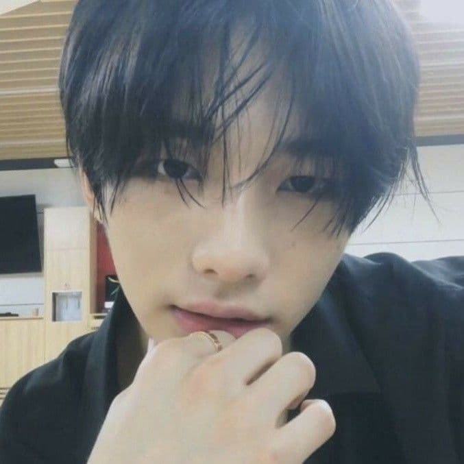 Hwang Hyunjin thumbnail