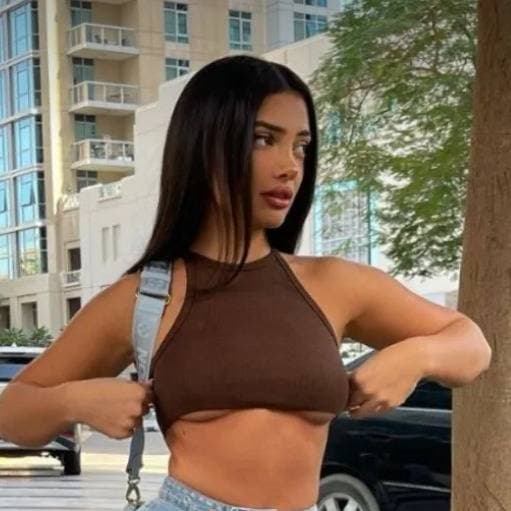 Her clothes are too small thumbnail