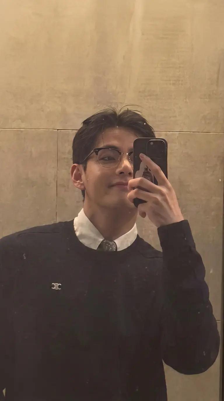 Kim Taehyung thumbnail