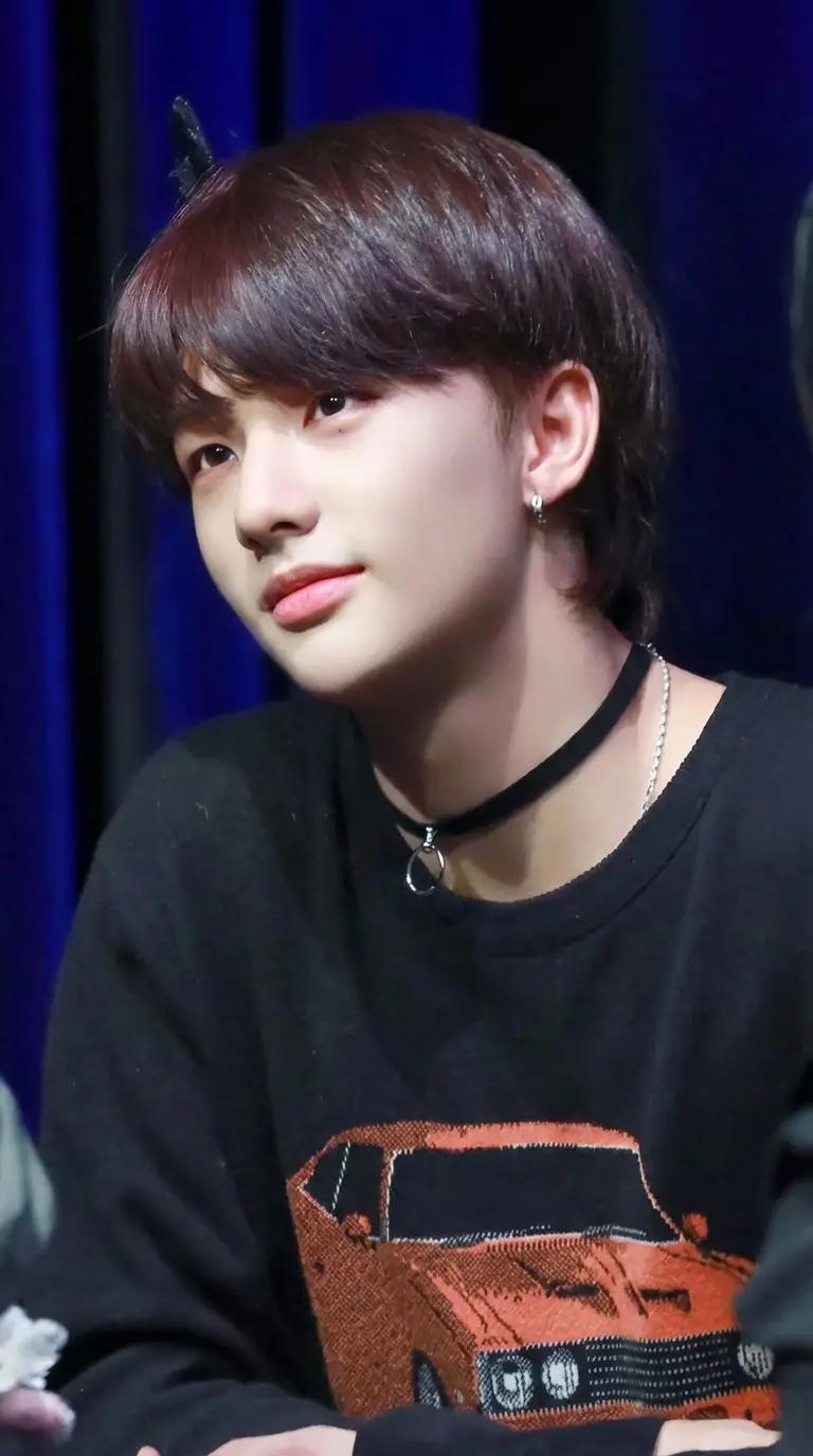 Hwang Hyunjin  thumbnail
