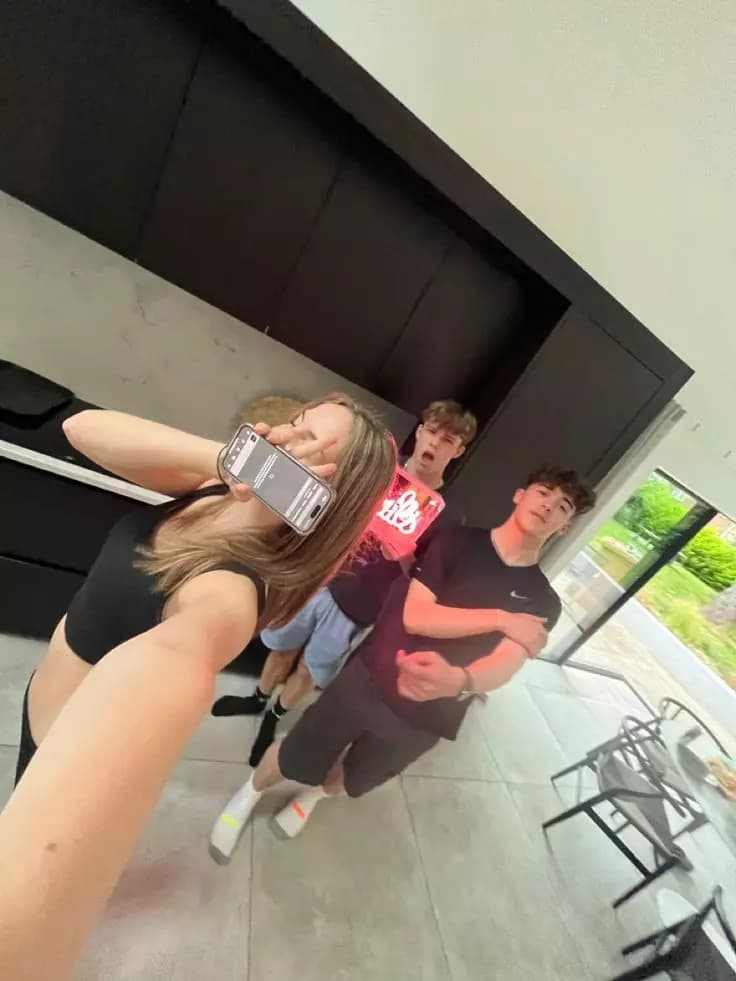 O trio com dois meninos e uma menina  thumbnail
