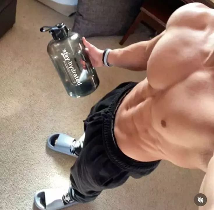 Julián: novio de tu hermana  thumbnail