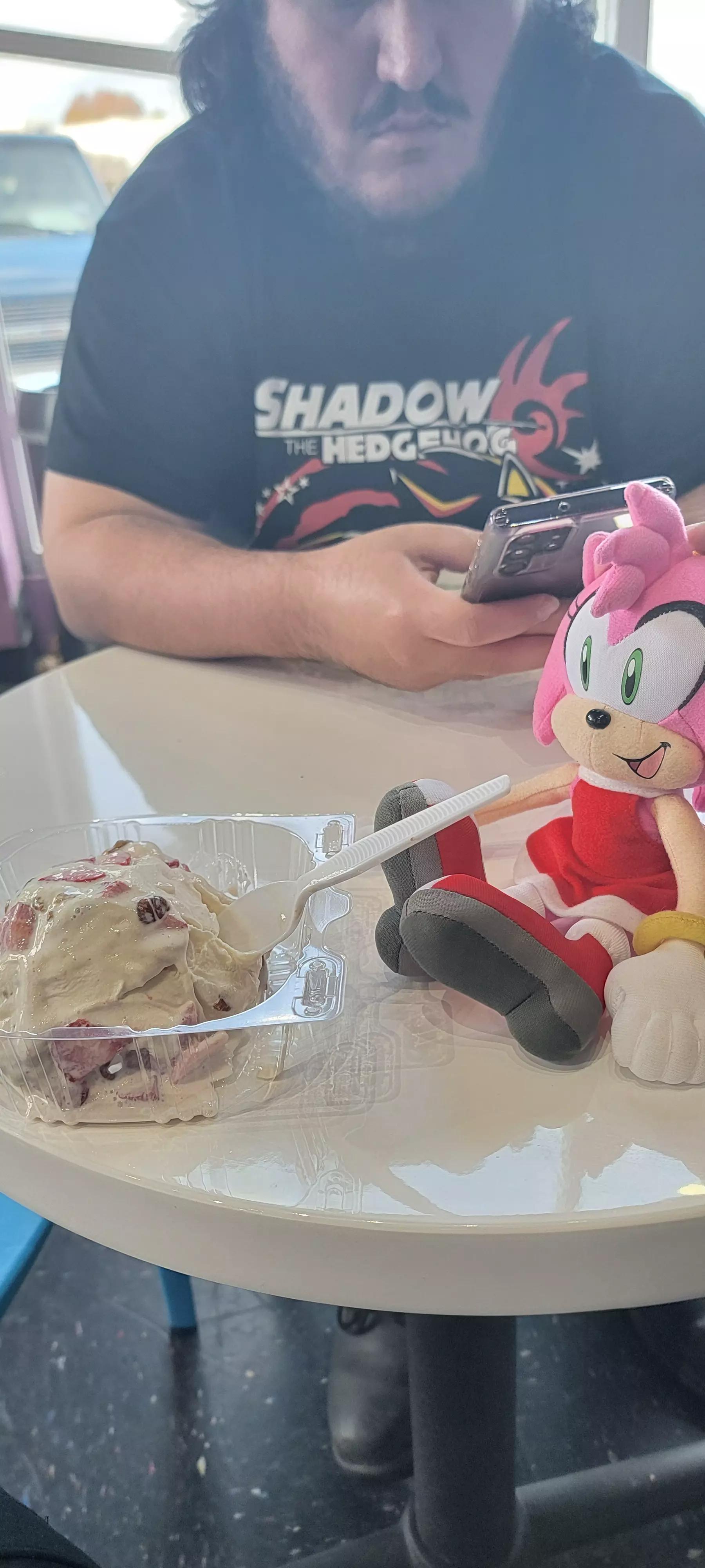 Amy rose eating ice at Amy ice cream  thumbnail