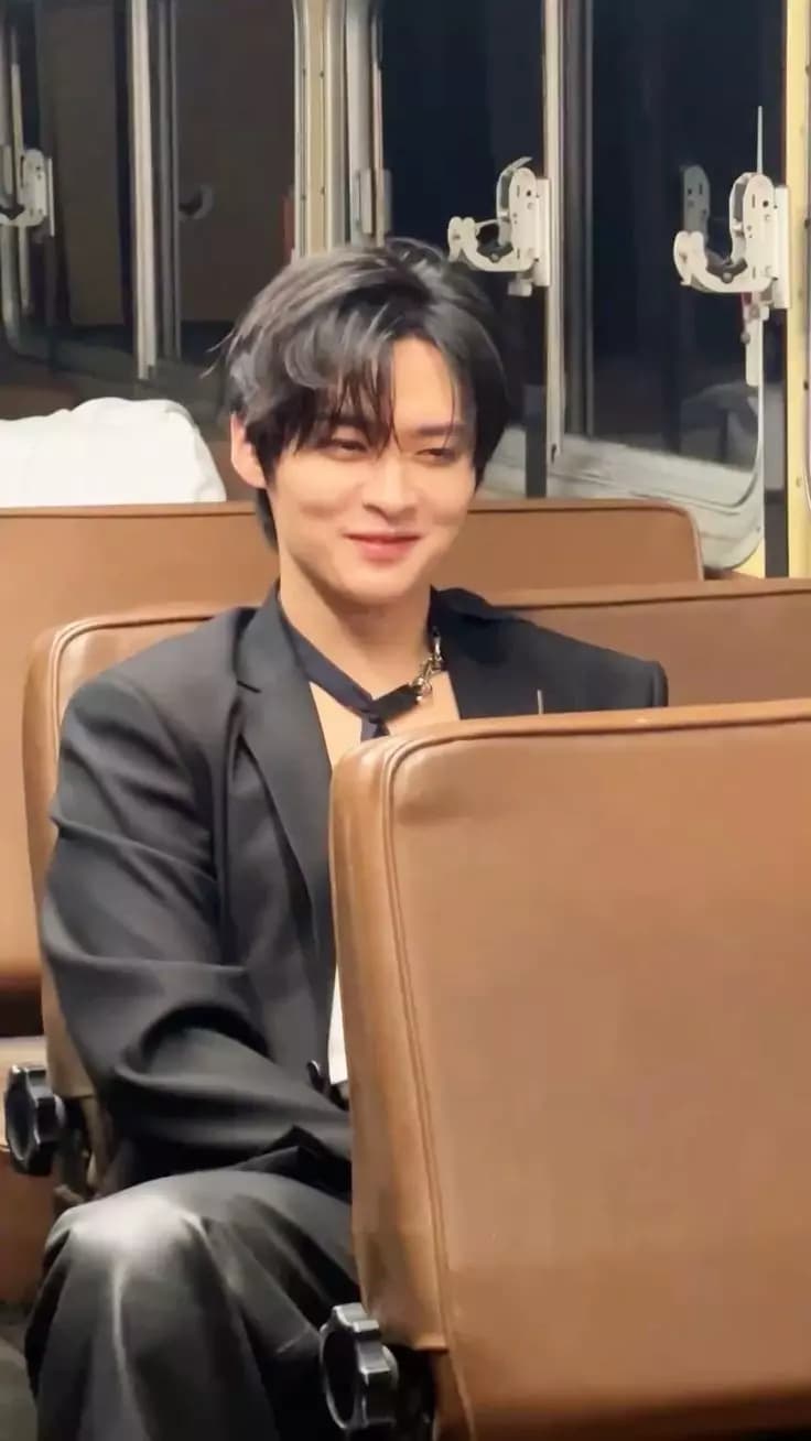 Lee Know thumbnail