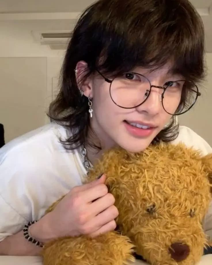 Hwang Hyunjin thumbnail