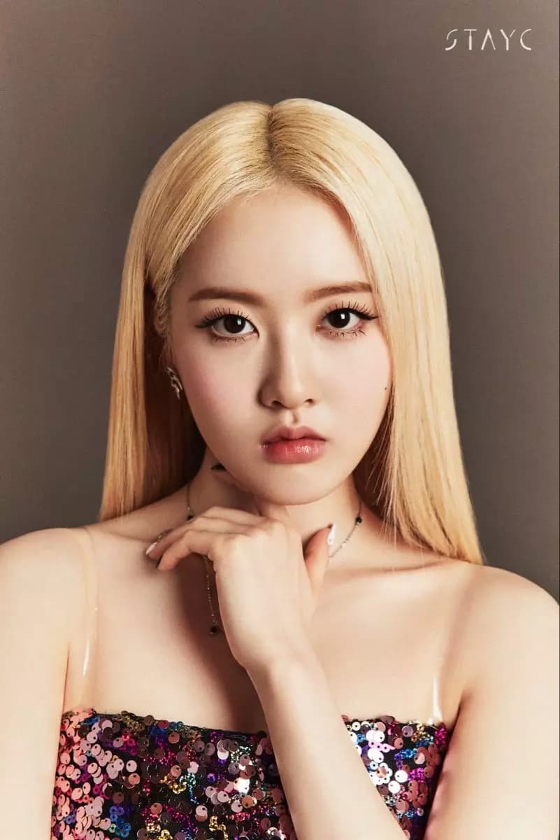 Park Si-eun (Sieun)  thumbnail