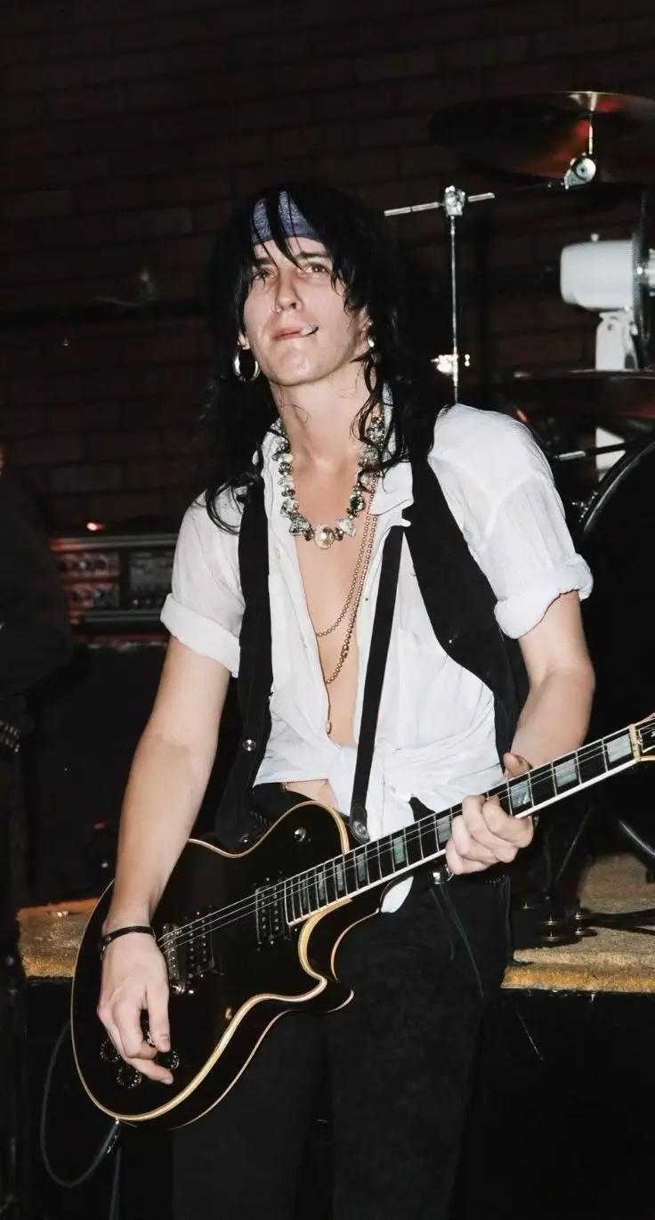 Izzy Stradlin thumbnail