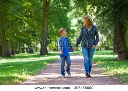 Una señora con su hijo thumbnail