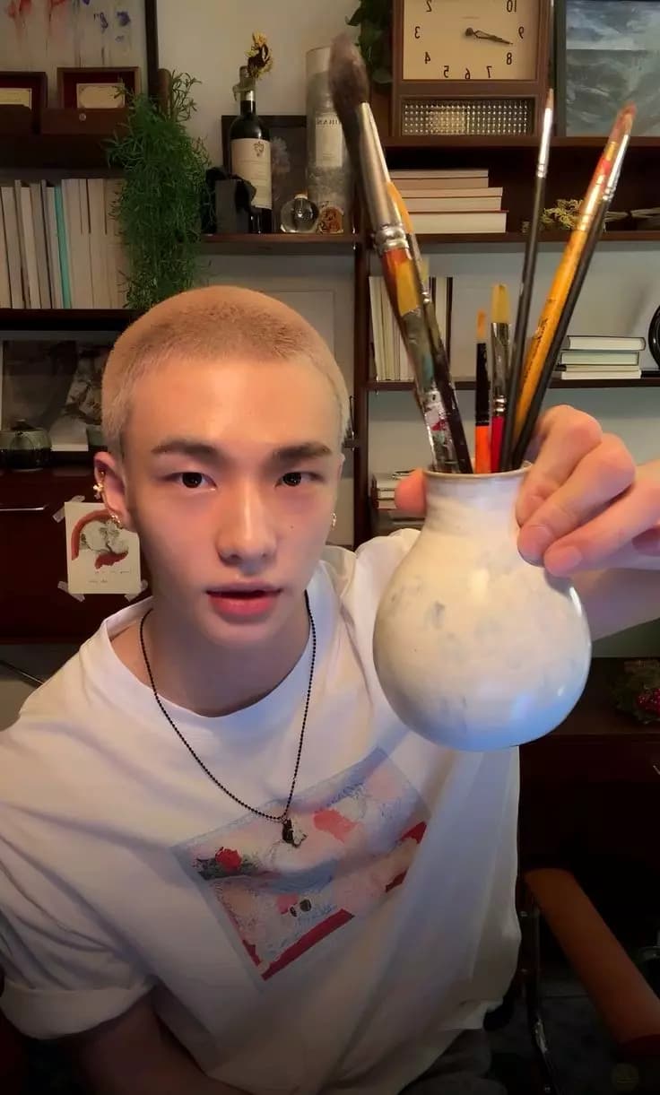 Hwang Hyunjin thumbnail